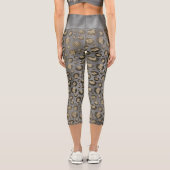 Gold Glittery Leopard Print on Glossy Gray Capri Leggings (Rückseite)