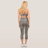 Gold Glittery Leopard Print on Glossy Gray Capri Leggings (Rückseite)