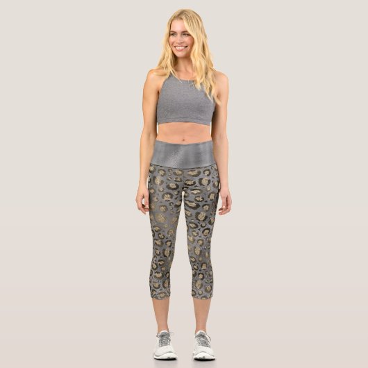 Gold Glittery Leopard Print on Glossy Gray Capri Leggings (Vorderseite)