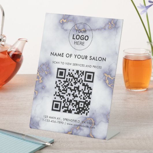 Gold Glitzer auf Marmorsalon Business QR Code und Sockelschild (In Situ)