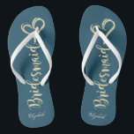 Gold Glitzer Bridesmaid, Hearts Navy Blue Badesandalen<br><div class="desc">Niedliche goldglänzende Brautjungfrau und Herz auf marineblau Hintergrund mit Ihrem Namen. Wählen Sie den Kostümknopf,  um Stil,  Farbe und Größe der Schriftart zu ändern. Jedes Mädchen würde Liebe haben,  dieses elegante und stilvolle Design zu haben.</div>