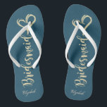 Gold Glitzer Bridesmaid, Hearts Navy Blue Badesandalen<br><div class="desc">Niedliche goldglänzende Brautjungfrau und Herz auf marineblau Hintergrund mit Ihrem Namen. Wählen Sie den Kostümknopf,  um Stil,  Farbe und Größe der Schriftart zu ändern. Jedes Mädchen würde Liebe haben,  dieses elegante und stilvolle Design zu haben.</div>