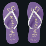 Gold Glitzer Bridesmaid, Hearts Viole - Personalis Badesandalen<br><div class="desc">Niedliche goldglänzende Brautjungfrau und Herz auf violettem Hintergrund mit Ihrem Namen. Wählen Sie den Kostümknopf,  um Stil,  Farbe und Größe der Schriftart zu ändern. Jedes Mädchen würde Liebe haben,  dieses elegante und stilvolle Design zu haben.</div>
