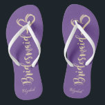 Gold Glitzer Bridesmaid, Hearts Viole - Personalis Badesandalen<br><div class="desc">Niedliche goldglänzende Brautjungfrau und Herz auf violettem Hintergrund mit Ihrem Namen. Wählen Sie den Kostümknopf,  um Stil,  Farbe und Größe der Schriftart zu ändern. Jedes Mädchen würde Liebe haben,  dieses elegante und stilvolle Design zu haben.</div>