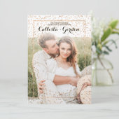Gold Glitzer Confetti Border Foto Collage Wedding Einladung (Stehend Vorderseite)