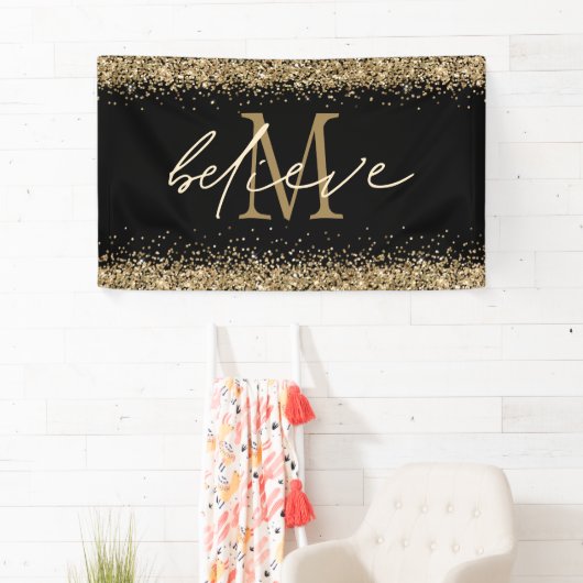 Gold Glitzer glaubt Script Monogram Erstschwarz Banner (Insitu)