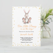 Gold Glitzer Little Bunny Baby Dusche Einladung (Stehend Vorderseite)