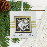 Gold Glitzer Schwarz-weiß Ice Skaten Ornament Aus Glas<br><div class="desc">Das Design ist mit einem Eis-Skate über einem Schneeflocken-Wappen mit Imitaten goldenen Glitzer,  schwarz und weiß Hintergrund. Dieses elegante Wintersportdesign dient als modernes und einzigartiges Glasdekor mit personalisiertem Text.</div>