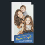 Gold Glitzer Shine Bright Happy Hanukkah Feiertagskarte<br><div class="desc">Stilvolle und moderne Hanukkah Fotokarte,  die "Happy Hanukkah Shine Bright" in Imitate Gold Glitzer auf einem texturierten blauen Hintergrund.</div>