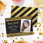 Gold Glitzer Sweet 16 Foto Einladung zum Geburtsta<br><div class="desc">Gold Glitzer Foto Birthday Party Einladung enthält die Worte "16 . Geburtstag" in einem lustigen Sans Serif Schriftart in Imitats Goldfolie mit einem goldenen Glitzer oben und unten und einem schwarzen Mitte Hintergrund auf der Vorderseite. Einladung hat eine goldene Farbe, Schwarz und Imitat goldene Streifen Streifen Muster Rückseite. Personalisieren Sie...</div>