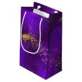 Gold-Glitzer und Lila Galaxy-Monogram-Geschenktasc Kleine Geschenktüte (Rückseite Schrägansicht)