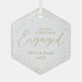 Gold Glitzern Our First Christmas Verlobt Script Ornament Aus Glas (Vorderseite)