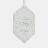 Gold Glitzern Our First Christmas Verlobt Script Ornament Aus Glas (Vorderseite Rechts)