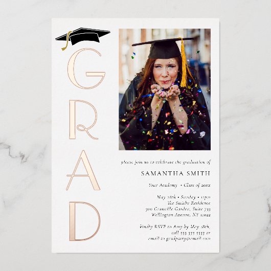 Gold Grad Cap Moderne Typografy Graduation Party Folieneinladung (Vorderseite)