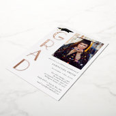 Gold Grad Cap Moderne Typografy Graduation Party Folieneinladung (Gedreht)