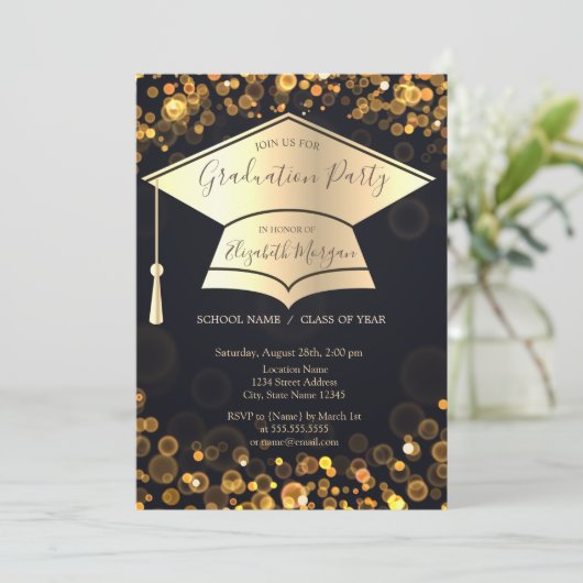 Gold Graduation Cap Bokeh Dark Abschluss Einladung (Stehend Vorderseite)
