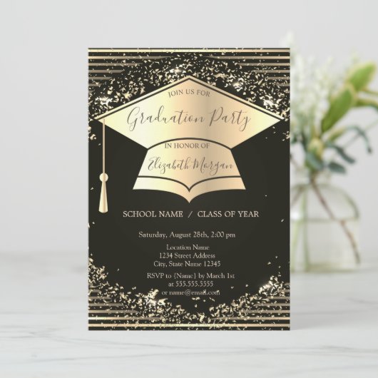 Gold Graduation Cap, Confetti Stripes Abschluss Einladung (Stehend Vorderseite)