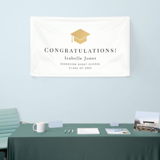 Gold Graduation Cap Minimalistisch White Abschluss Banner (Messeveranstaltung)