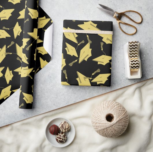 Gold Graduation Caps in Air on Black Fun Party Geschenkpapier (Basteln)