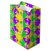 Gold Green Lila Mardi Gras Harlequin Pattern Mittlere Geschenktüte (Rückseite Schrägansicht)