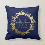 Gold Greenery Monogram Navy Blue Wedding Keepake Kissen<br><div class="desc">Hier ist ein elegantes, modernes Geschenk für Braut und Bräutigam. Dieses Design beinhaltet den ersten Monogramm-Nachnamen des Paares, seinen Vornamen und das Hochzeitdatum auf marinebasischem Hintergrund. All dies umrahmt von einem wunderschönen Kranz aus Eukalyptus-Blätter und Blattwerk in einem digital gestalteten Imitat Goldfolie. Wenn Sie eine Designfrage haben oder dieses Design...</div>