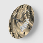 Gold, Grün, Elfenbein, Blau, Seide und Perlen Runde Wanduhr (Winkel)