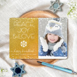 Gold Hanukkah Foto Peace Joy Liebe Zitat Snowflake Feiertagskarte<br><div class="desc">"Frieden, Freude und Liebe." Eine lustige, spielerische, weiße Schneeflocke-Illustration und moderne Typografie auf funkelnd, Imitat Gold Glitzer Hintergrund helfen Ihnen, die Hanukkah Saison, zusammen mit dem Foto Ihrer Wahl. Weiße Konfetti-Punkte rahmen die Karte. Fühlen Sie die Wärme und Freude der Ferien, wenn Sie diese atemberaubende, grafische, personalisierte Foto Grußkarte senden....</div>