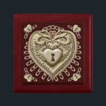 Gold Heart Lock Erinnerungskiste<br><div class="desc">Gold Heart Lock Geschenkboxen von ArtMuvz Illustration. Beachten Sie, dass Lock nicht real ist, Schloss ist eine Illustration. Machen Sie sich mit unseren festlichen Geschenken und romantischen Kleidung zum Valentinstag fertig! Ideal für Valentine Party für Ansammlungen. Egal, welches Budget Sie haben, da draußen gibt es ein Valentinstag Geschenk, das Ihre...</div>