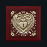 Gold Heart Lock Erinnerungskiste<br><div class="desc">Gold Heart Lock Geschenkboxen von ArtMuvz Illustration. Personalisieren Matching T - Shirt, romantische Kleidung, Geschenke. Valentinstag Geschenke und Bekleidung. Beachten Sie, dass Lock nicht real ist, Schloss ist eine Illustration. Um PERSONALISIEREN zu können, fügen Sie Ihren Namen hinzu oder fügen Sie stattdessen Text hinzu. Machen Sie sich mit unseren festlichen...</div>