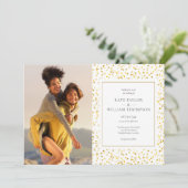 Gold Hearts Confetti Fotos Hochzeit Einladung (Stehend Vorderseite)