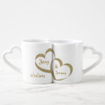 Gold Hearts New Tasse Set<br><div class="desc">Maßgeschneiderte weiße Keramik ineinander greifendes Tasse-Set,  mit Grafiken von zwei verwurzelten Glitzer-Gold aussehen Herzen. Der goldene braune Text ist bereit,  mit den Namen der Braut und des Bräutigams und dem Hochzeitstag zu personalisieren. Liebliche Geschenkidee für die Neuvermählten.</div>