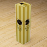 Gold-Hintergrund mit Gold und Schwarz-Rahmen Weinbox<br><div class="desc">Eleganter goldener Hintergrund mit Wirblen goldfarbenen und schwarzen Rahmen für ein individualisierbares Monogramm. Individuell gestaltbare Hochzeitsweinmarke.</div>