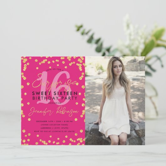 Gold Hot Pink Confetti Foto Überraschung Sweet 16 Einladung (Stehend Vorderseite)