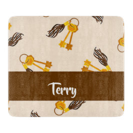 Gold House Keys on Pink Schneidebrett