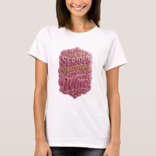 Gold ICH BIN IN EINER ERNSTEN BEZIEHUNG MIT WEIN v T-Shirt
