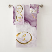 Gold Infinity Initial Monogram auf lila und gold Badhandtuch Set (Insitu)