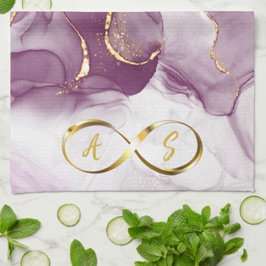 Gold Infinity Initial Monogram auf lila und gold Geschirrtuch (Gefaltet)