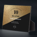Gold Jahre des Service Recognition Logo für Mitarb Fotoplatte<br><div class="desc">Zeigen Sie Ihren Mitarbeitern, wie viel Sie mit unserem Logo für die Jahre der Service-Erkennung Ihrer Mitarbeiter für ihre Hingabe und Loyalität schätzen. Diese elegante Strohplatte im Trophäenstil dient als zeitloses Symbol der Wertschätzung und ermöglicht es Ihnen, sie mit dem Namen des Mitarbeiters, den Jahren des Dienstes und einer besonderen...</div>