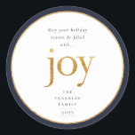 Gold Joy Modern Christmas Classic Round Sticker<br><div class="desc">Möge Ihre Ferienzeit mit Freude erfüllt werden. Goldene Imitate verwickeln die fröhliche Schrift und das Imitat mit einem Rahmen aus dunkelmarineblau,  Ferienaufkleber.</div>