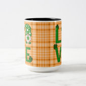Gold Kariert St Patrick's Day LIEBE Gnome Kleeblat Zweifarbige Tasse (Mittel)
