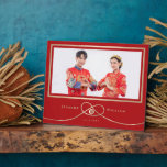 Gold Knot Double Happiness Chinesisches Hochzeitsf Fotoplatte<br><div class="desc">Moderne minimalistische doppelte Zufriedenheit Knoten der Gewerkschaft, Liebe und Ehe in Rot und Gold. Das doppelte Glück ist ein klassisches und schönes Symbol, das bei allen chinesischen, orientalischen und asiatischen Hochzeiten verwendet wird. Mit Fett*fa*tin entworfen. Einfach mit eigenen Texten, Fotos oder Bildern anpassen. Für individuelle Anfragen wenden Sie sich bitte...</div>