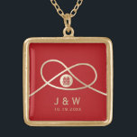 Gold Knot Gewerkschaft Doppeltes Glück Chinesische Vergoldete Kette<br><div class="desc">Moderne minimalistische doppelte Zufriedenheit Knoten der Gewerkschaft, Liebe und Ehe in Rot und Gold. Das doppelte Glück ist ein klassisches und schönes Symbol, das bei allen chinesischen, orientalischen und asiatischen Hochzeiten verwendet wird. Mit Fett*fa*tin entworfen. Einfach mit eigenen Texten, Fotos oder Bildern anpassen. Für individuelle Anfragen wenden Sie sich bitte...</div>