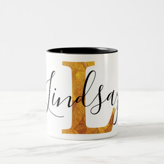 Gold "L" Monogramm mit personalisiertem Namen Zweifarbige Tasse (Mittel)