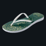 Gold Lace auf Emerald Green The Bride Wedding Badesandalen<br><div class="desc">Tanzen Sie die Nacht mit diesen schönen Hochzeitsflip-Flops. Sie sind für die Braut konzipiert und zeichnen sich durch ein schlichtes und elegantes Design aus, das mit goldfarbenen Schriftzeichen auf einem smaragdgrünen Hintergrund und extravaganten goldenen Spitzen-Gürteln und Wirbel besticht. Eine schöne Art, extravagant und angemessen bleibe, während Sie Ihren Füßen eine...</div>
