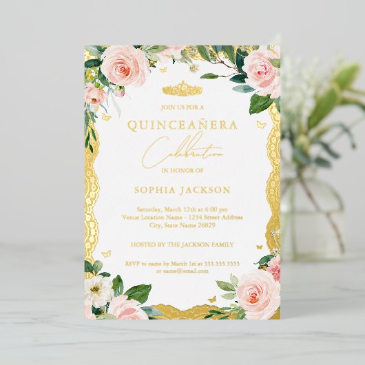 Gold Lace Blush Pink Floral Quinceanera Folieneinladung (Stehend vorne)