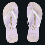 Gold Lace Elegant Lilac Lila Bridesmaid Wedding Badesandalen<br><div class="desc">Diese eleganten Hochzeitskippen sind eine großartige Möglichkeit, um Ihren Brautmädchen zu danken und sie zu erkennen und ihnen nach einem langen Tag eine Erholung zu geben. Das schöne Design zeichnet sich durch ein elegantes Design mit goldenen Spitzen-Frills auf einem lila, lavender oder blassfarbenen lila Hintergrund und extravaganten goldfarbenen Schriftzeichen aus....</div>