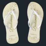 Gold Lace Elegante Ivory Cream Bridesmaid Wedding Badesandalen<br><div class="desc">Diese eleganten Hochzeitskippen sind eine großartige Möglichkeit, um Ihren Brautmädchen zu danken und sie zu erkennen und ihnen nach einem langen Tag eine Erholung zu geben. Das schöne Design zeichnet sich durch ein elegantes Design mit goldenen Spitzen-Frills auf einem Elfenbein oder cremefarbenen Hintergrund und extravaganten goldfarbenen Schriftzeichen aus. Der Text...</div>
