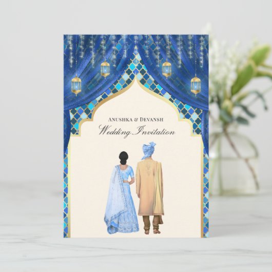 Gold Lanterns Blue Indian Couple Wedding Einladung (Stehend Vorderseite)