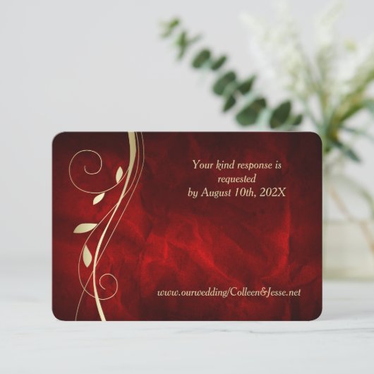 Gold Leaf Swirl Deep Red Wedding RSVP Card Karte (Stehend Vorderseite)