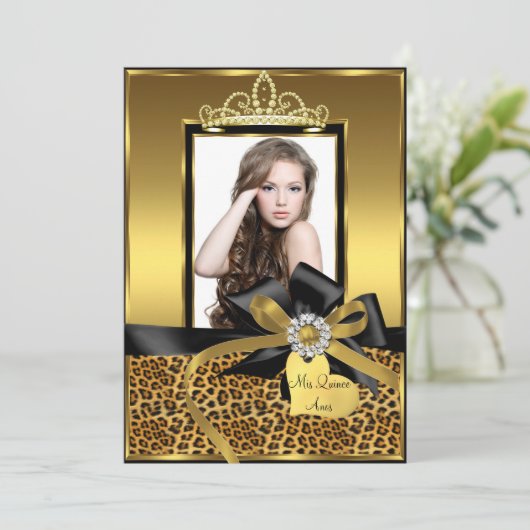 Gold Leopard Print Bow Foto Quinceanera Einladung (Stehend Vorderseite)